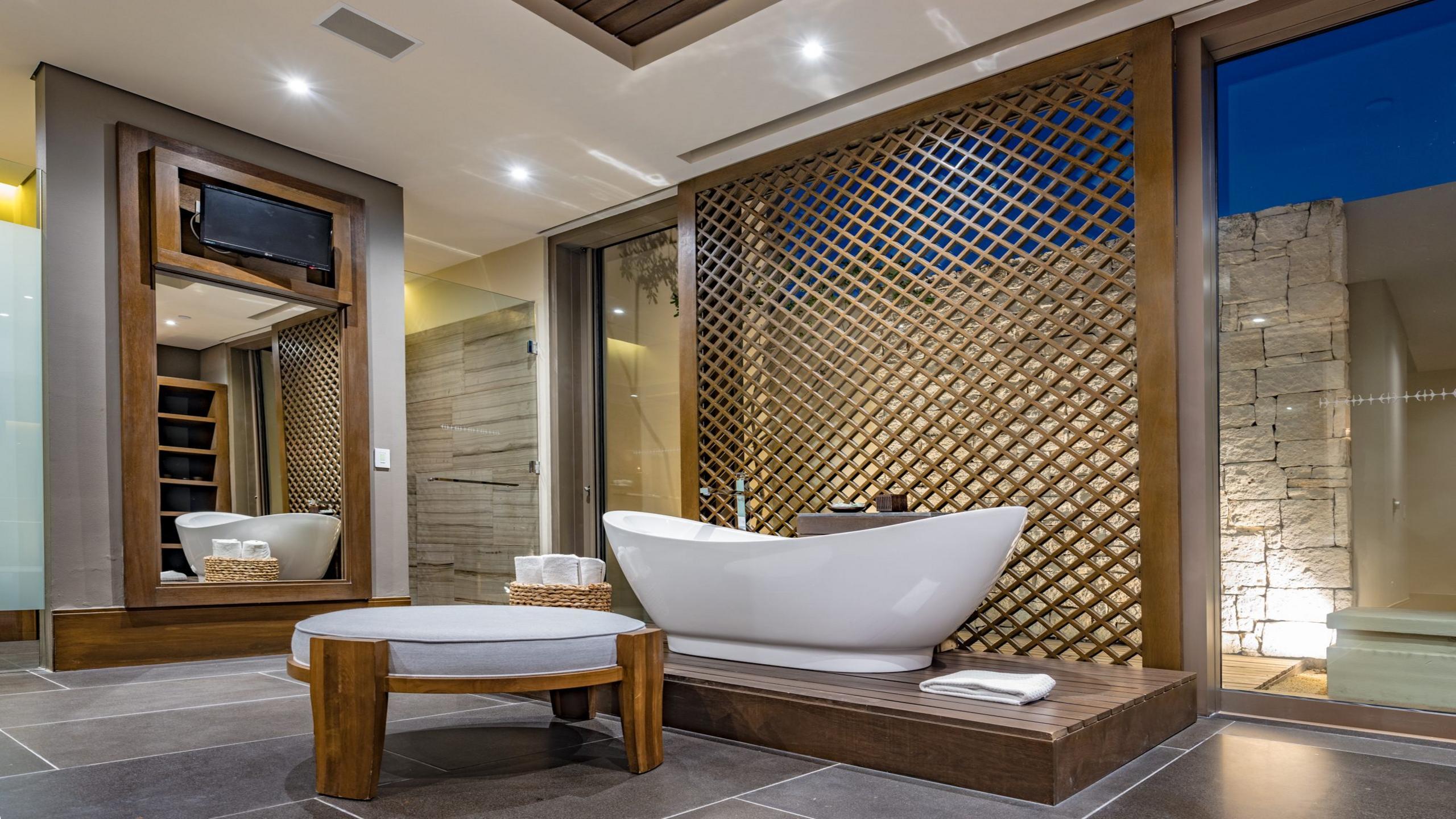 Baño spa con vistas en One Laguna