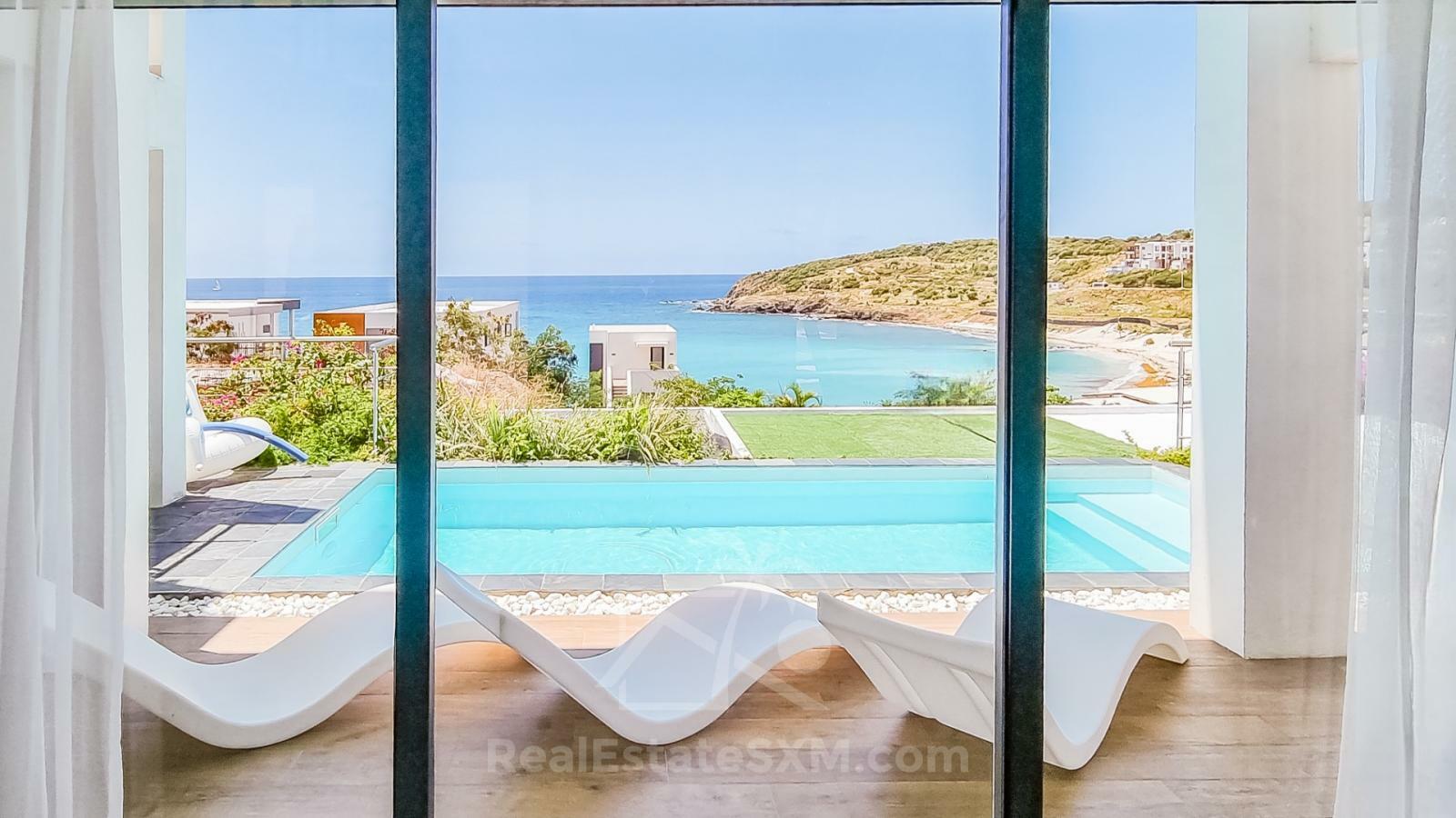 Dormitorio con vistas al agua en One Laguna