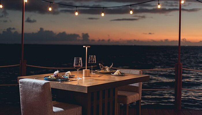 Cena en terraza con vista a la marina
